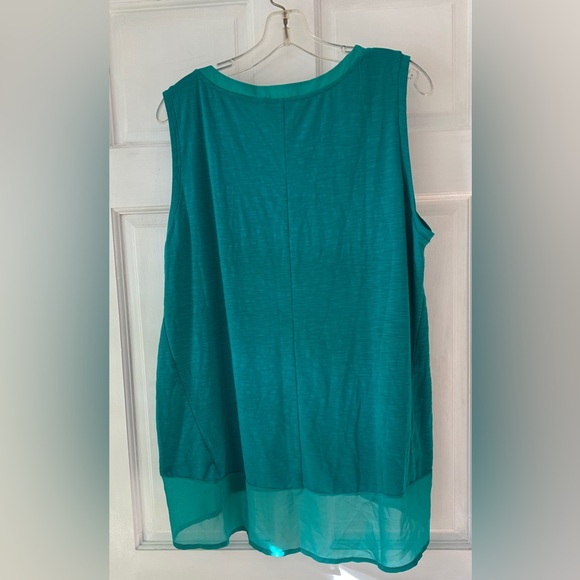 NEW SLEEVELESS TOP - Picture 2 of 7